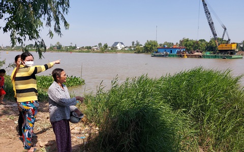 Nạo vét sông Hậu lùi lại 700 mét theo ý người dân