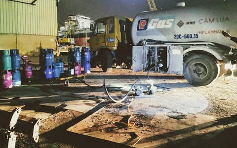 Bắt quả tang vụ sang chiết gas trái phép ngay trong cảng