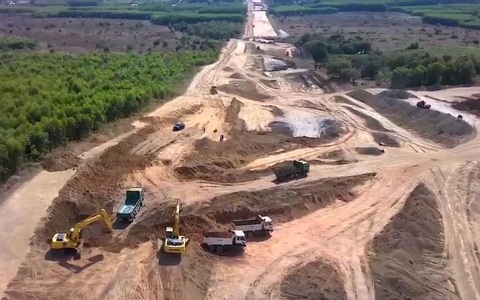 Tất bật trên công trình cao tốc Phan Thiết - Dầu Giây