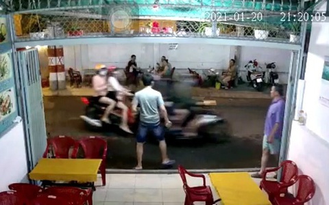 Hai tên cướp 'lao như tên bay' giật điện thoại của hai cô gái đi trên đường