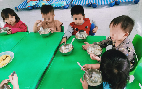 Phụ huynh tố trường mầm non cắt khẩu phần ăn của trẻ