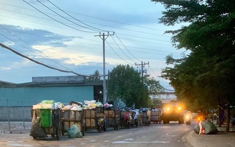 Từ rác tập kết ngay khu cao cấp đến mùi như hầm cầu nơi xóm nhỏ
