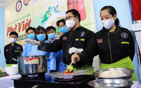 Hoa hồi vàng dạy sinh viên nấu phở ngon
