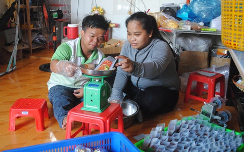 Chuyện tình những 'đôi đũa lệch' - Kỳ 4: Chuyện tình chàng tí hon 1,2m và nữ sinh y khoa