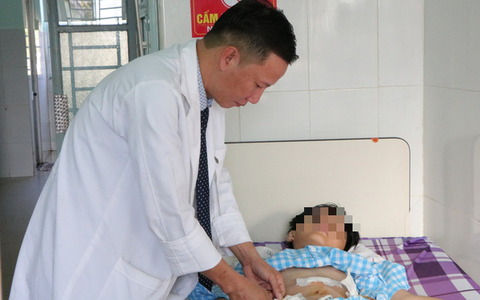 Bé trai bị trái bóng đập vỡ lách nhưng giấu mẹ, may được cứu sống