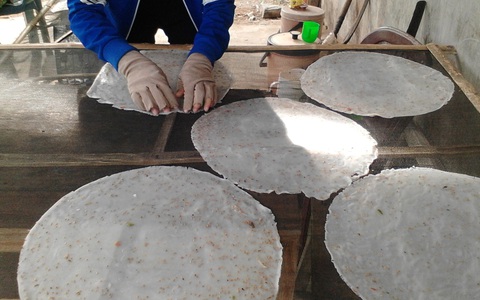 Lò bánh tráng chở ước mơ của mẹ