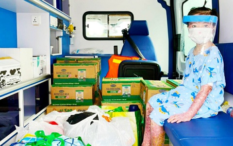 Nửa năm điều trị bỏng toàn thân, bé gái 7 tuổi được về nhà trên chuyến xe 'đặc biệt'