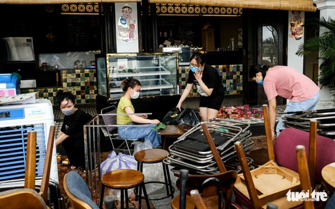 Hàng quán Đà Nẵng lau dọn đồ nghề trước ngày mở cửa bán tại chỗ 16-10