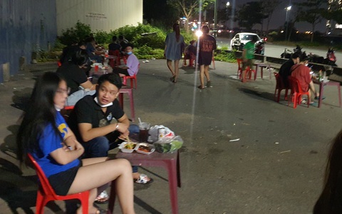'Tụm năm tụm ba’ ở Thủ Thiêm, phường 'rát họng' nhắc nhở