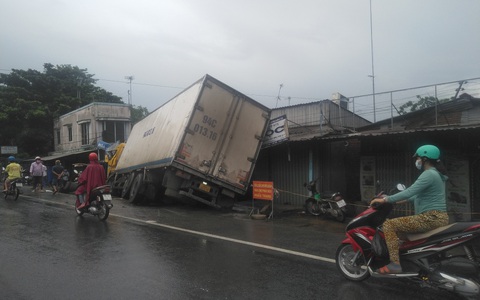 Quốc lộ 1 kẹt xe hơn 10km vì xe tải tông vào chợ