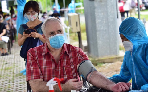 TP.HCM: Nhiều người nước ngoài lúng túng vì chưa được tiêm vắc xin mũi 1
