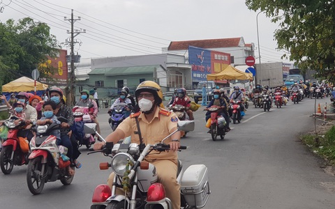 Cảnh sát cùng doanh nghiệp tổ chức xe, dẫn đường, cơm nước đưa bà con về tận huyện