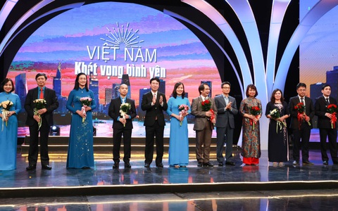 'Việt Nam - Khát vọng bình yên' - tôn vinh tuyến đầu chống dịch