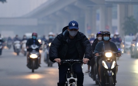 Trời chiều Hà Nội 'mịt mờ' do chất lượng không khí ở mức xấu