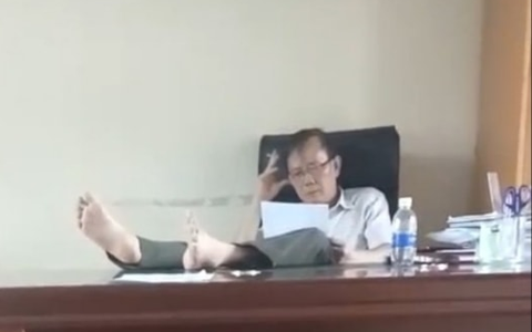 Vụ cán bộ gác chân lên bàn làm việc: Kỷ luật do có nhiều sai phạm
