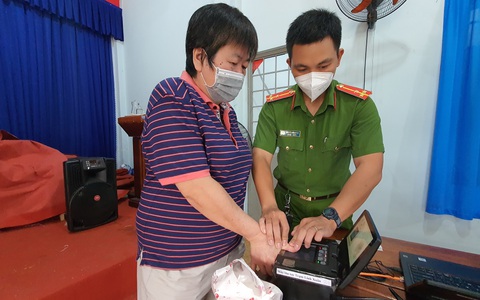Chờ nhiều tháng vẫn không được trả CCCD, công an kêu 'về nhà chờ bưu điện'