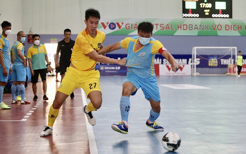 Cầu thủ futsal Khánh Hòa đeo khẩu trang thi đấu với Sahako