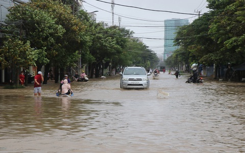 Phú Yên - Bình Định: 8 người chết do lũ, hàng chục ngàn nhà dân vẫn còn ngập lụt