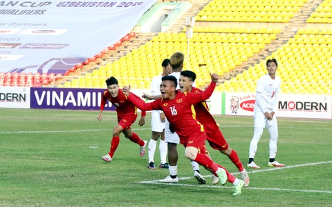 Tuyển thủ người dân tộc Tà Ôi Hồ Thanh Minh được Ủy ban Dân tộc trao bằng khen
