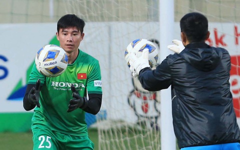Văn Toản đau vai, tuyển Việt Nam bổ sung thủ môn U23