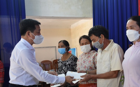 Phó thủ tướng Lê Minh Khái thăm, tặng quà dân vùng lũ Phú Yên