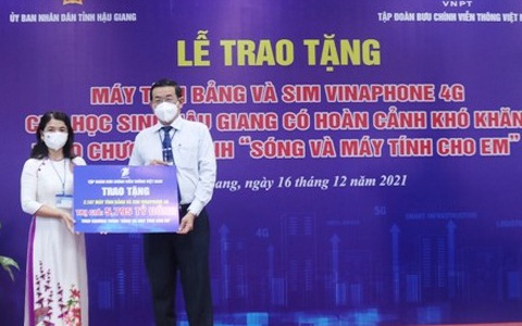 VNPT tặng 2.187 máy tính bảng và sim 4G cho học sinh Hậu Giang