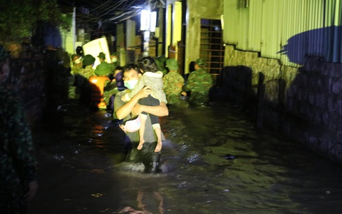 Sóng lớn ập vào 2 khu phố ở TP Tuy Hòa, sơ tán khẩn cấp 80 hộ dân trong đêm