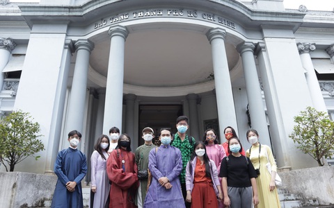 'Người bình thường không ai mặc áo dài đi ngoài đường'
