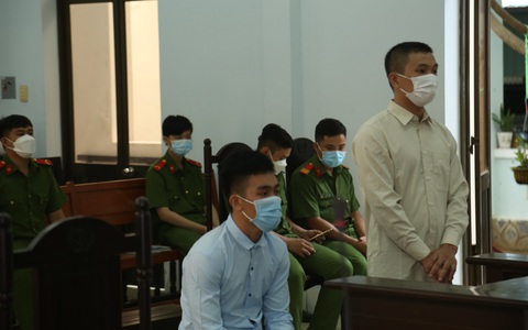 Dùng gậy 3 khúc đánh cảnh sát, cướp súng, hai thanh niên lãnh hơn 5 năm tù