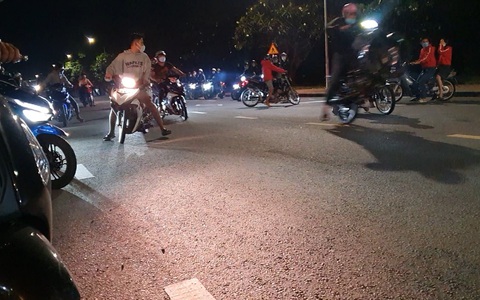 Hàng trăm quái xế 'thao diễn' tưng bừng trên quốc lộ 51 lúc 4h sáng