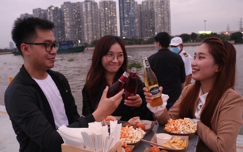 Lần đầu tiên TP.HCM có buýt sông vào ban đêm
