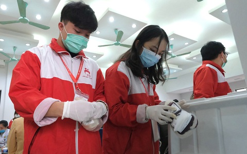 Khoác lên mình chiếc áo đỏ, đi khắp nẻo phố vận động hiến máu