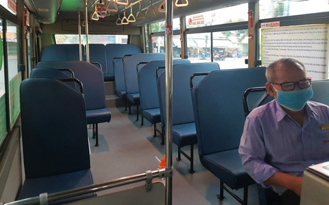 Trên những chuyến xe buýt vắng khách mùa Tết
