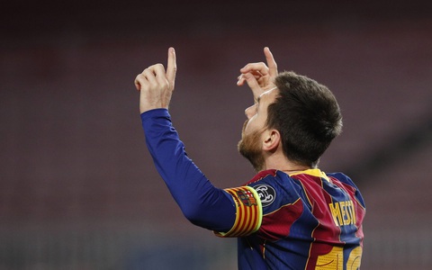 Messi cân bằng kỷ lục của Raul