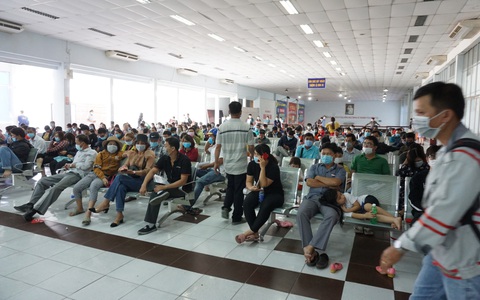 Khách ùn ùn tới các ga tàu đổi trả vé, hoàn tiền sau 3 tháng