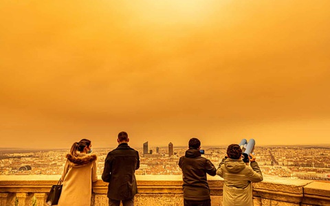 Cát bụi Sahara 'nhuộm cam' nhiều nơi của châu Âu