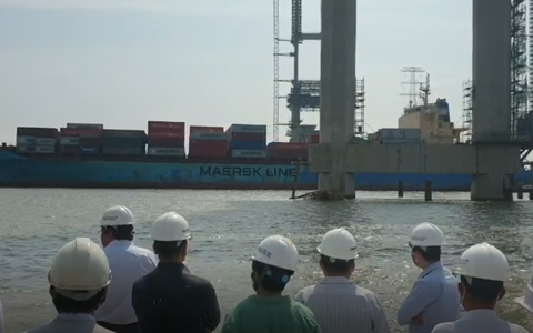 Yêu cầu điều tra vụ tàu container đâm gãy cần cẩu thi công cầu Phước Khánh