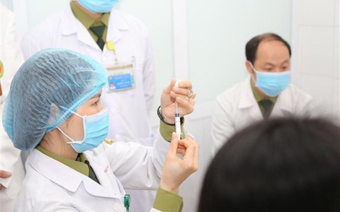 Hơn 900 nhân viên y tế Bệnh viện Bệnh nhiệt đới TP.HCM tiêm vắc xin đợt đầu