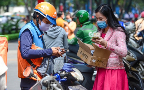 Mua 'hải sản tươi ngon' qua Facebook, trả tiền xong khui hàng thấy toàn... đá cục