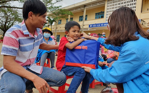 Khó khăn đi qua, nụ cười lạc quan ở lại
