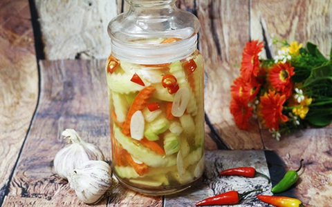 Món dưa góp của mẹ và cái Tết COVID không thể về nhà!