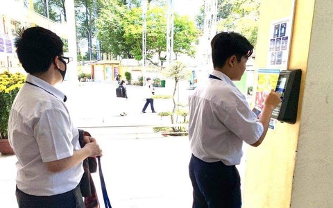 Học sinh thích thú với căngtin không tiền mặt phòng dịch COVID-19