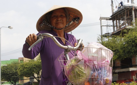 'Tui bán bánh ướt lời được 5 chục, tui dành ra 2 chục mua rau củ của Hải Dương'