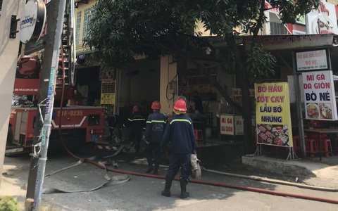 Hàn xì gây cháy nhà 4 tầng khiến hai người mắc kẹt