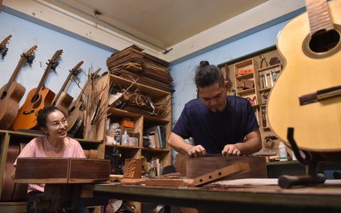 Đôi vợ chồng Sài Gòn 15 năm làm đàn handmade