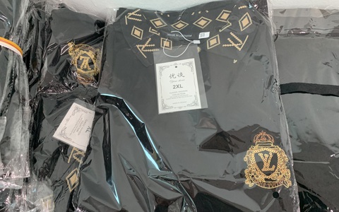 Hàng 'sang chảnh' LV, Gucci, Nike nhồi bao tải như hàng chợ