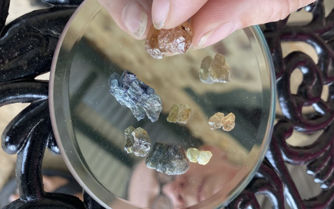 Lũ rút, lộ ra vô số lam ngọc ở thủ phủ sapphire thế giới, dân Úc ùn ùn đi đào