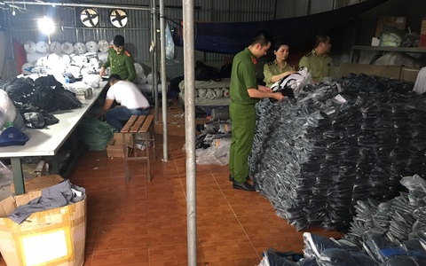 Đột kích xưởng sản xuất 'hàng hiệu' Adidas, Nike, Lacoste, Burberry... dỏm