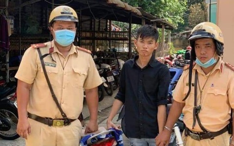 Đang lập biên bản thì phát hiện xe vi phạm bị bẻ khóa, CSGT tóm gọn kẻ 'đá xế'