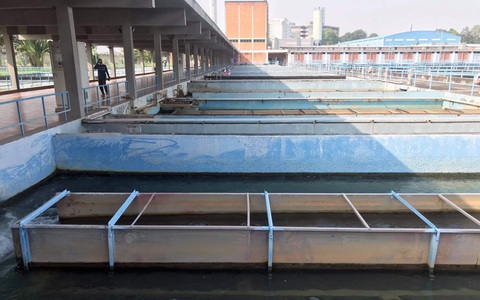 Một số nơi ở TP.HCM nước yếu, cúp nước từ tối nay 17-4: Người dân lấy nước ở đâu?